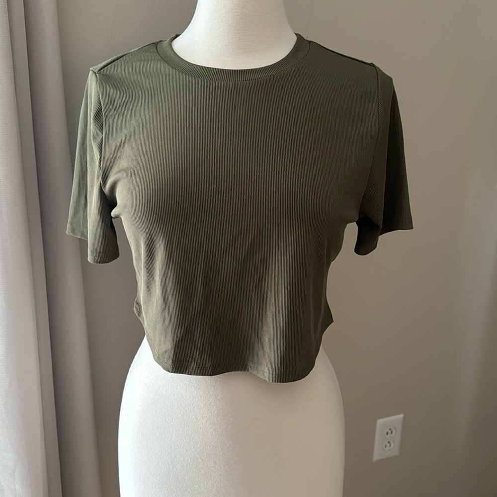 Moosta Curve half shirt. Excellent condition. Never worn. XL. Olive green.